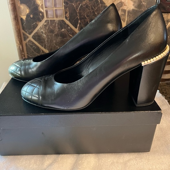 🔥🔥CHANEL🔥🔥 Gorgeous Black Lambskin Heels - Picture 3 of 16